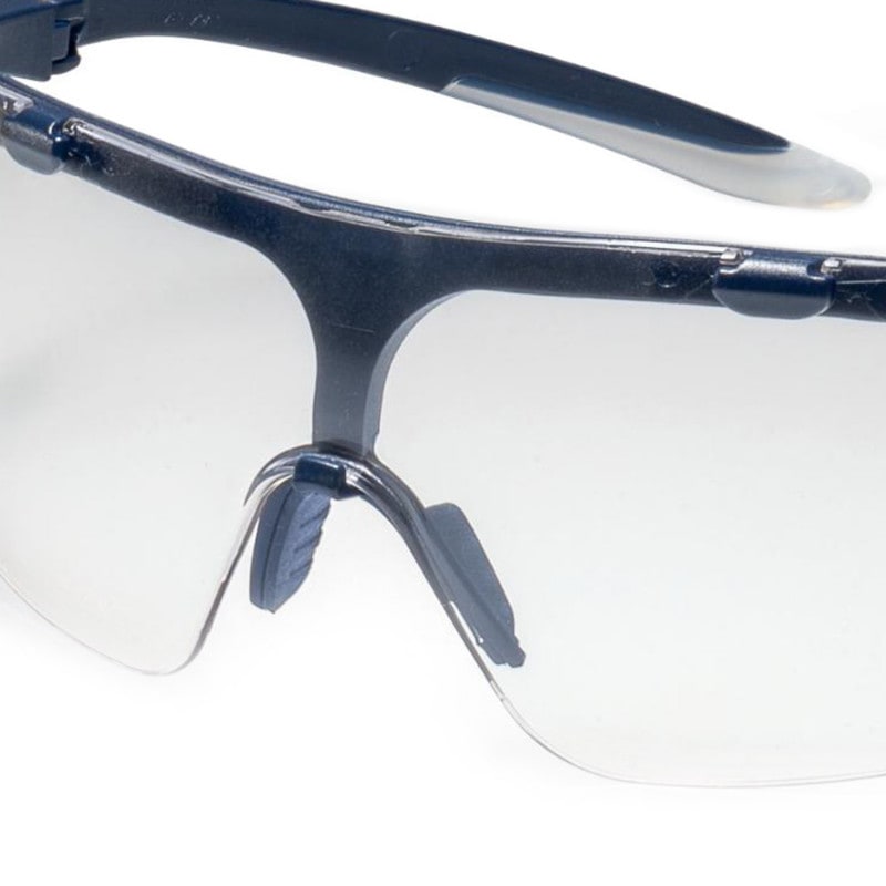 uvex super fit Schutzbrille im Einsatz - getragen von Fachpersonal im medizinischen Umfeld - Med-Praxisbedarf