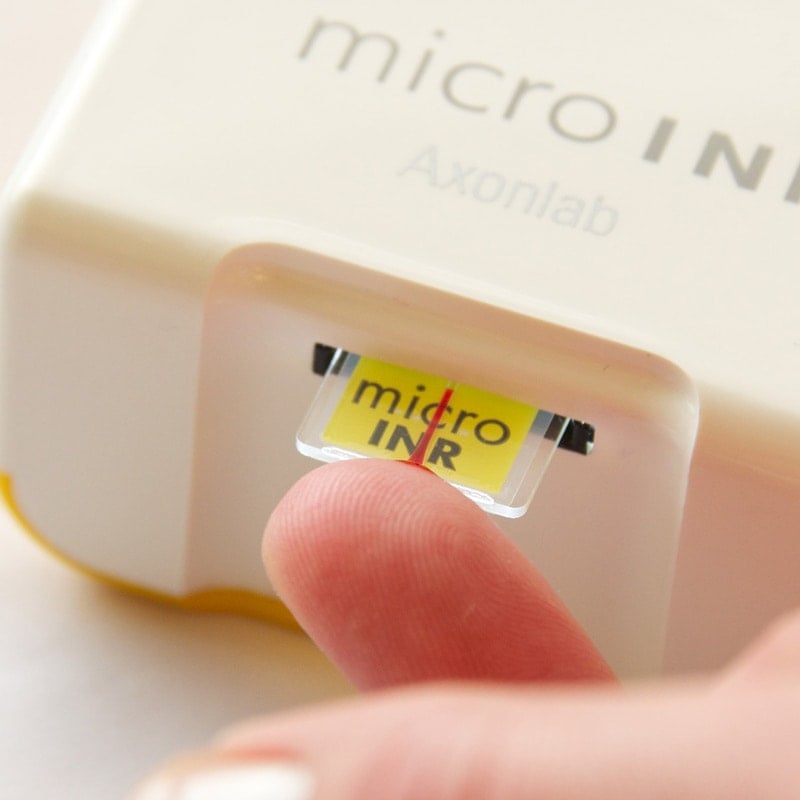 MicroINR Gerinnungsmessgerät mit Chip - zeigt Einlegen des Testchips zur Blutanalyse - Med-Praxisbedarf