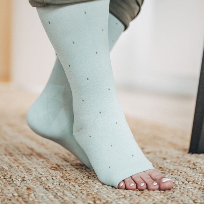 Venen Engel Kompressionskniestrümpfe Detail - zeigt textile Struktur und Kompressionsstärke der Kniestrümpfe - Med-Praxisb...