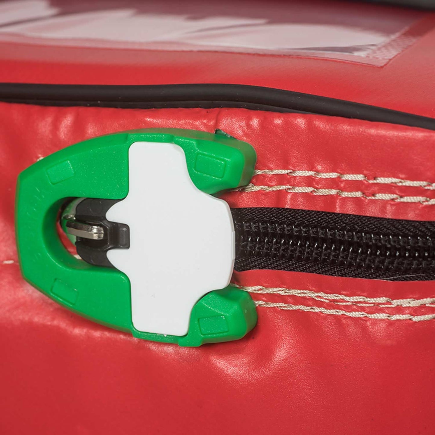Blut-Transporttasche geöffnet - Innenansicht der isolierten Kühltasche für Blutprodukte - Med-Praxisbedarf