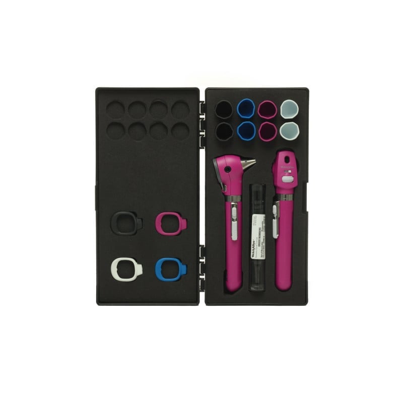 Pocket Plus LED Set im klinischen Einsatz - Arzt bei der Untersuchung mit dem Diagnostik-Set - Med-Praxisbedarf