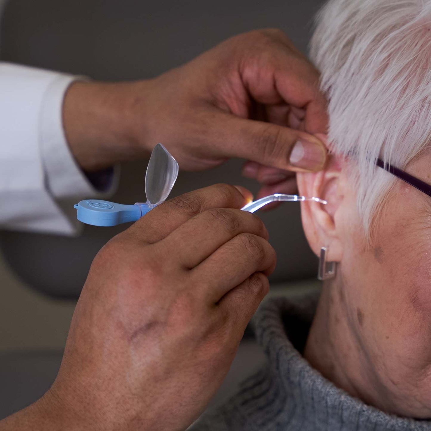 Ohrreinigung Kürette mit LED-Licht Bionix - hygienische Cerumen-Entfernung in der Pflege - Med-Praxisbedarf