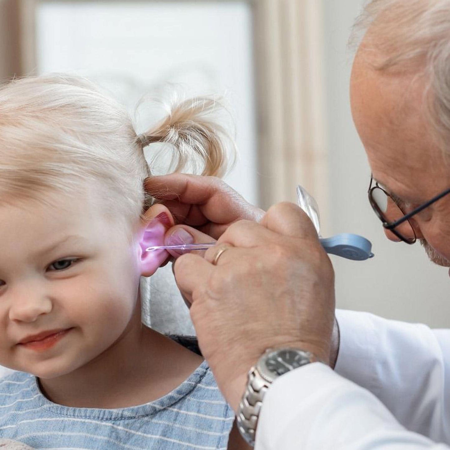 Lighted Ear Curette Bionix im Einsatz - Instrument für Ohrreinigung in Klinik und Praxis - Med-Praxisbedarf