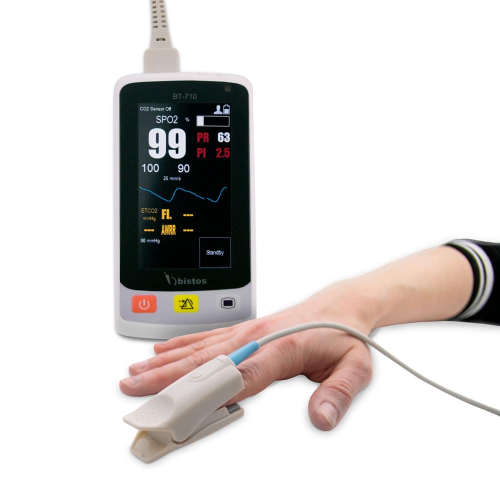 Pulsoximeter BT-710 am Finger eines Erwachsenen - misst Sauerstoffsättigung und Puls, mehrsprachig - Med-Praxisbedarf