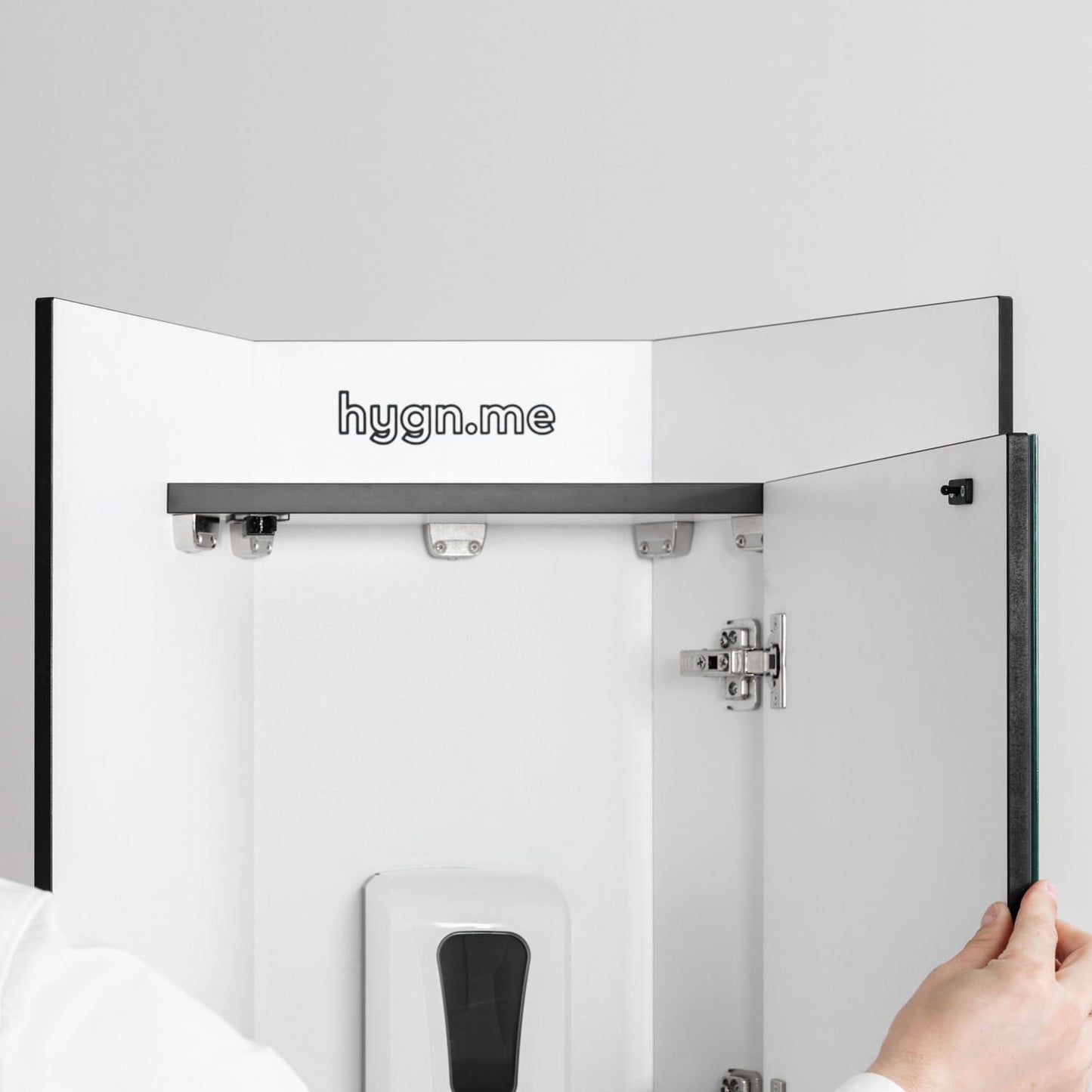 hygn.me Station I Seitenansicht - schlanke Säule für Eingangsbereiche - Med-Praxisbedarf