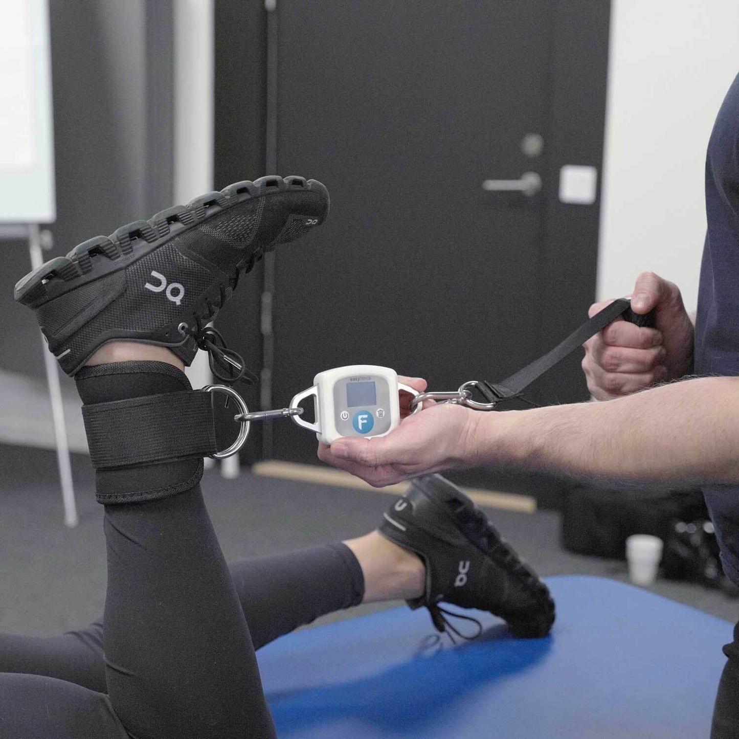 EasyForce Dynamometer im praktischen Einsatz-Set - inklusive Halterungen und Adapter für verschiedene Muskeln - Med-Praxis...