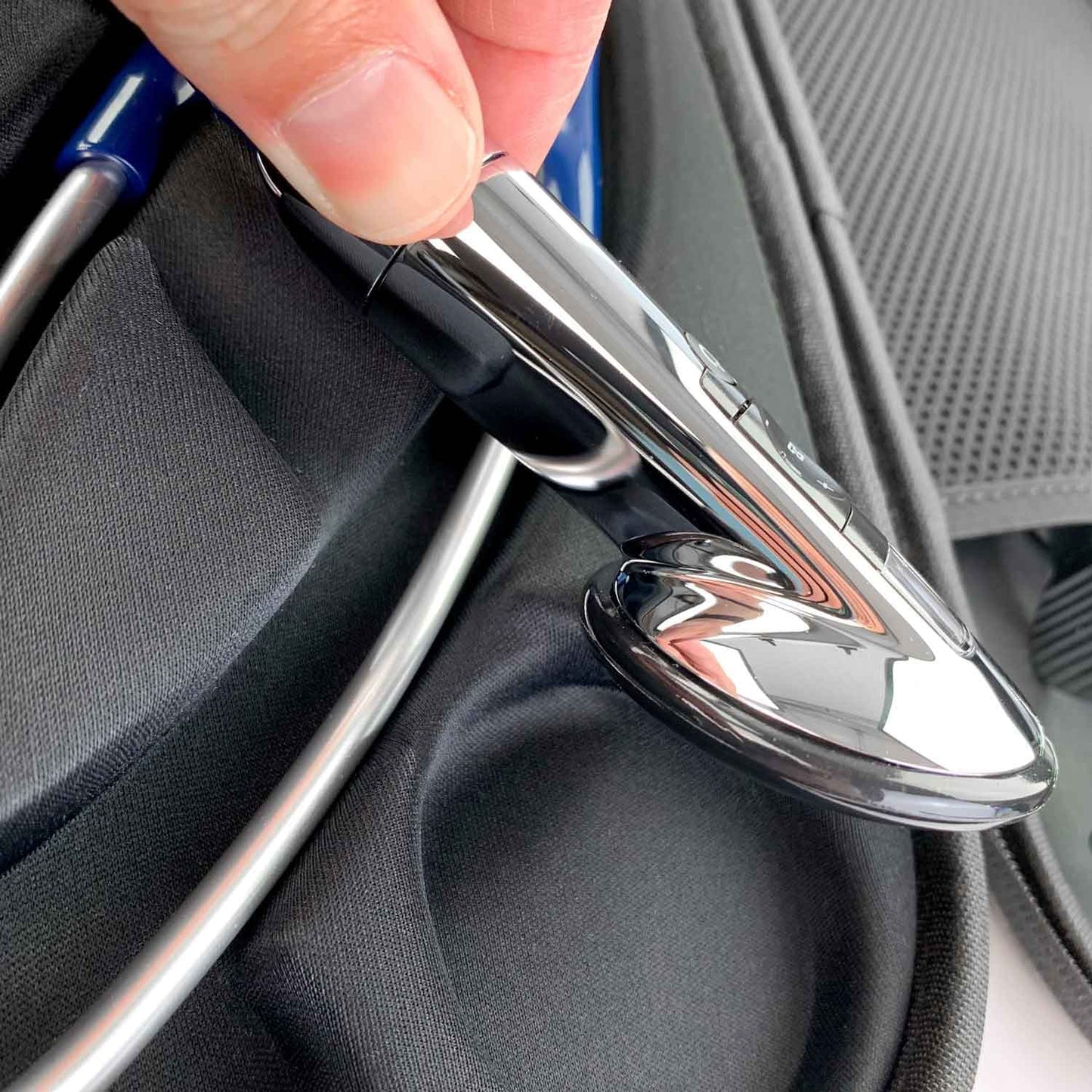 cardiopod II Stethoskop-Tasche geöffnet - zeigt Innenraum und Passform für alle Modelle - Med-Praxisbedarf