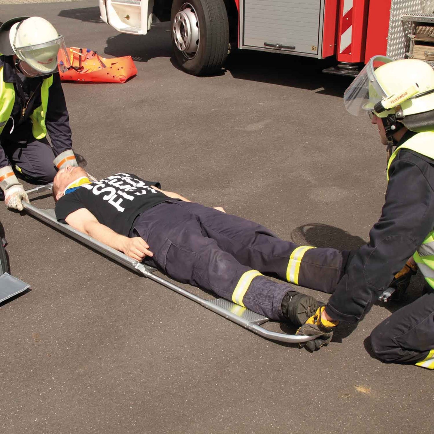 ultraSCOOP Stretcher zusammengeklappt - platzsparend, leicht zu transportieren - Med-Praxisbedarf